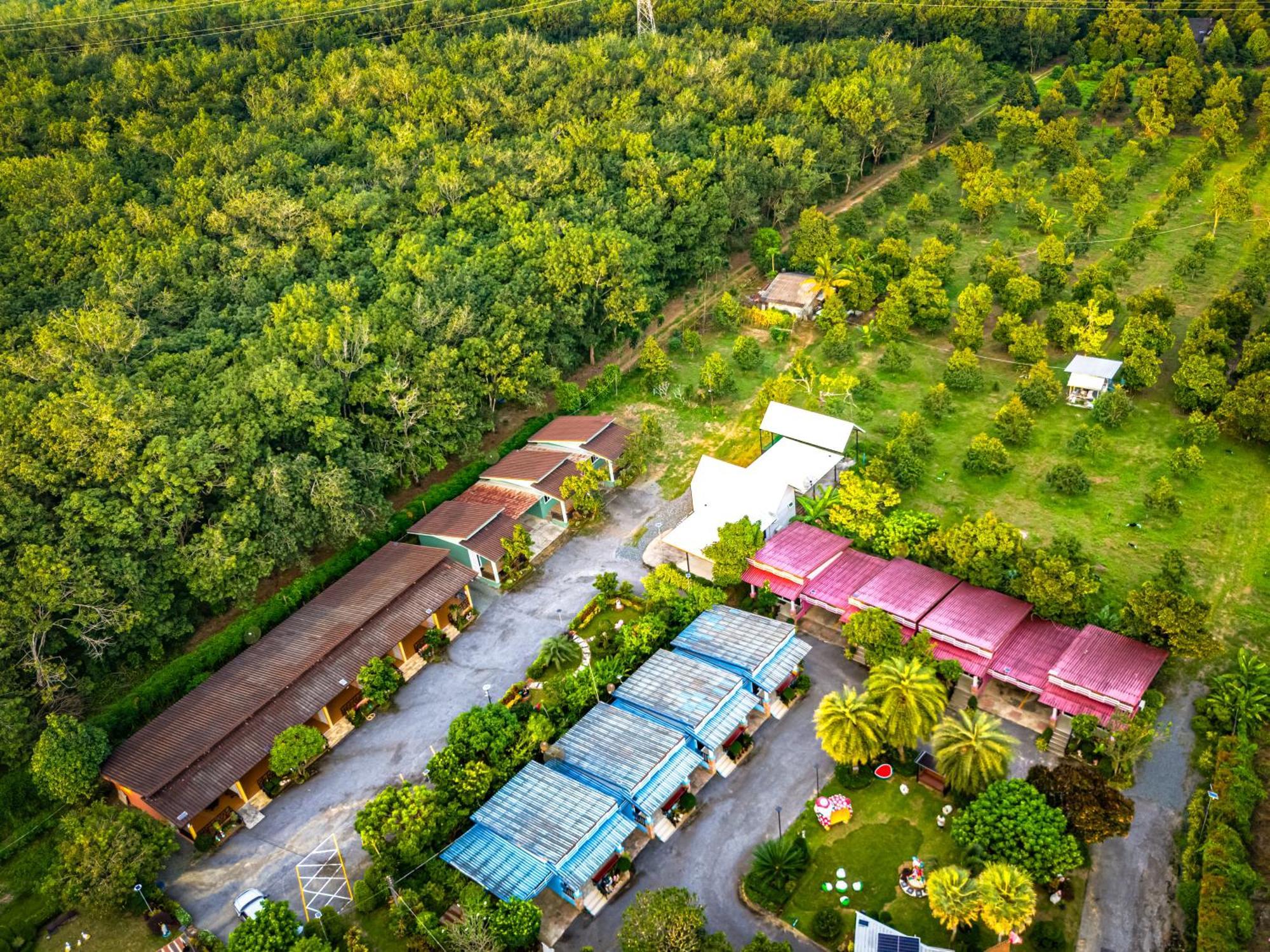 Hotel Baan Suan Mee Tang Chanthaburi Esterno foto